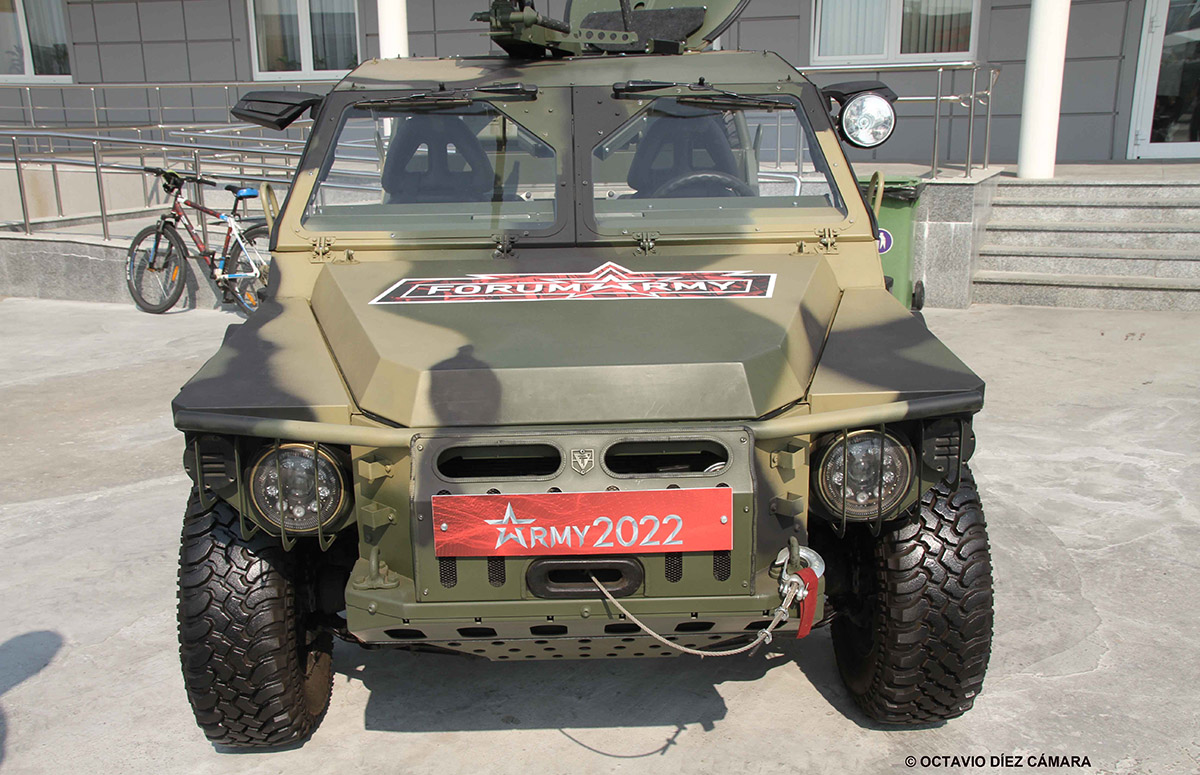 El frontal está especialmente protegido contra impactos y golpes accidentales, muy probables en sus movimientos dinámicos. (Octavio Díez Cámara)